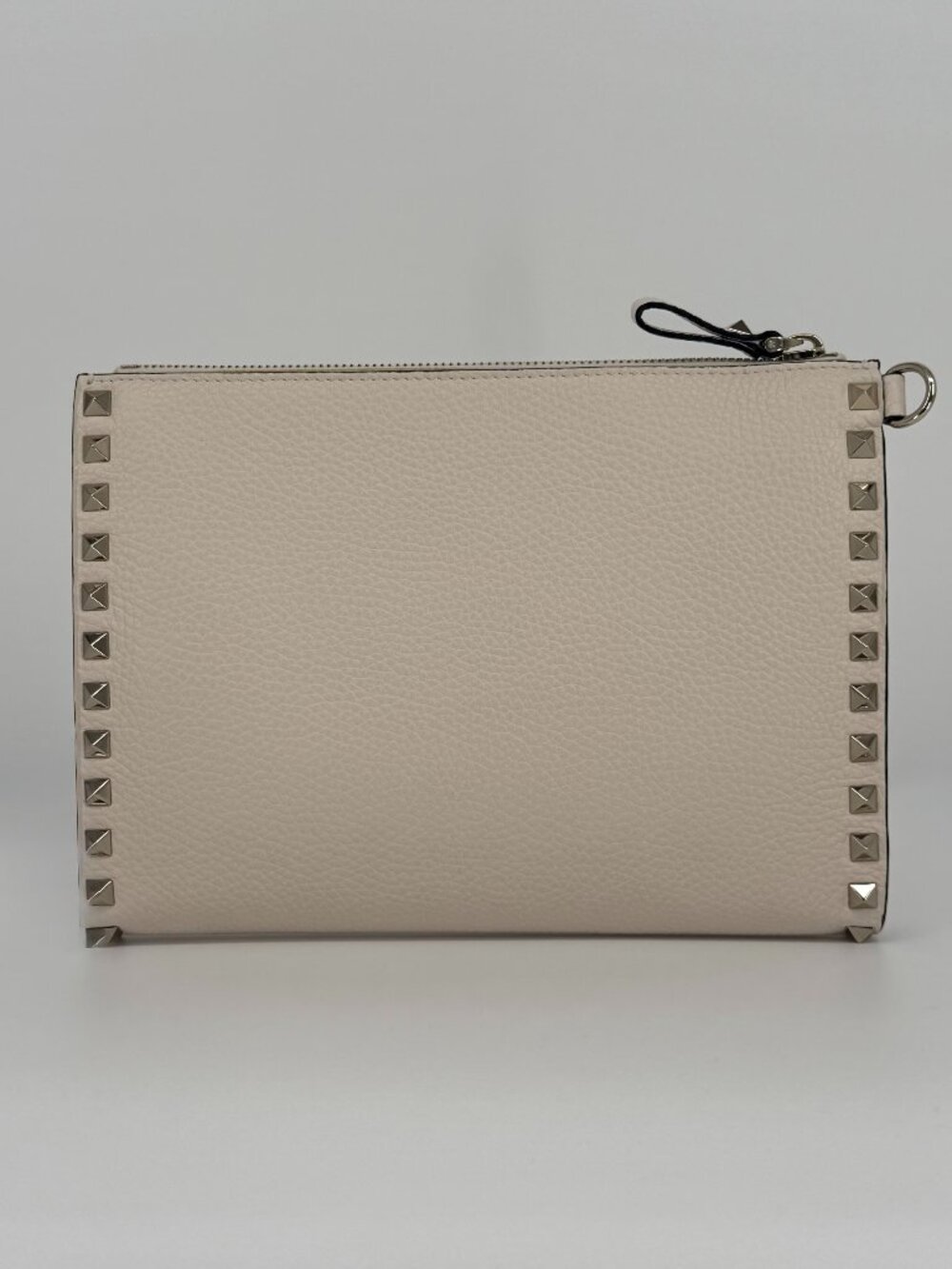 Valentino Garavani Rockstud Wristlet Pouch in Pebbled Calfskin - Picture 5 of 12